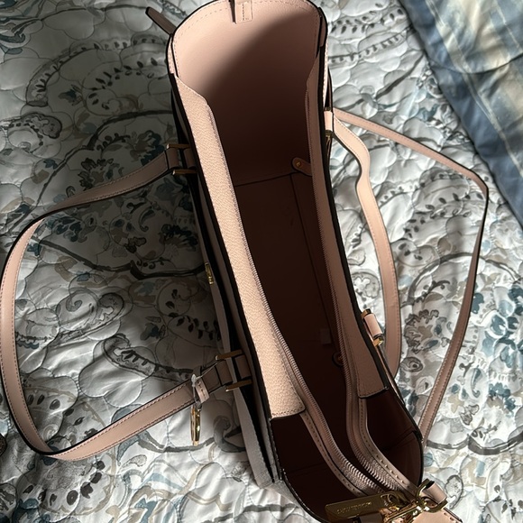 Beautiful pink Michael Korrs Tote With Accessories. - Picture 2 of 5